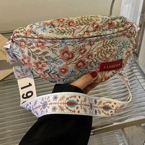 Floral Women's Crossbody Bag Cream Multicolor with Wide Strap NWT